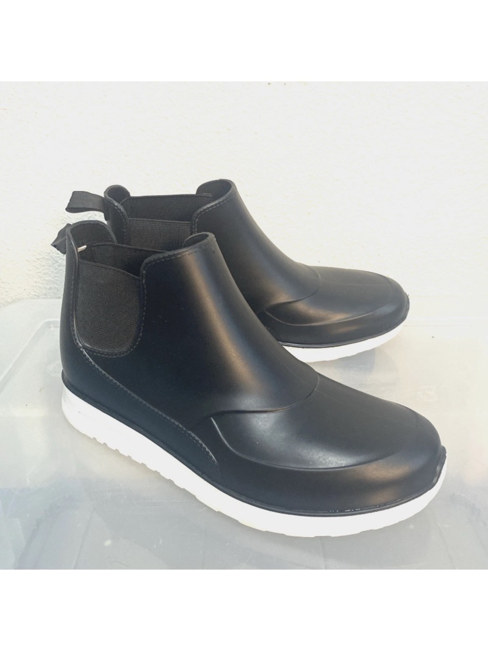 Capelli of New York Black Waterproof Chelsea Rain Boots with White Sole sz9